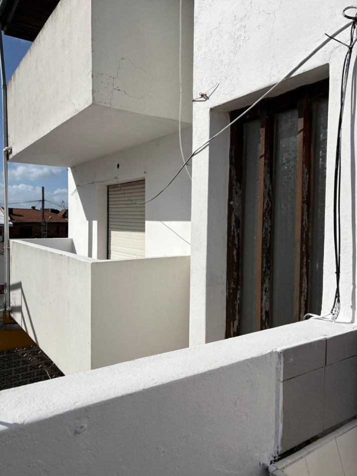 departamento en venta, zona punta mogotes !!! 3 amb. estado original muy bueno !!! con vista parcial al mar !!! 1° piso x escalera
