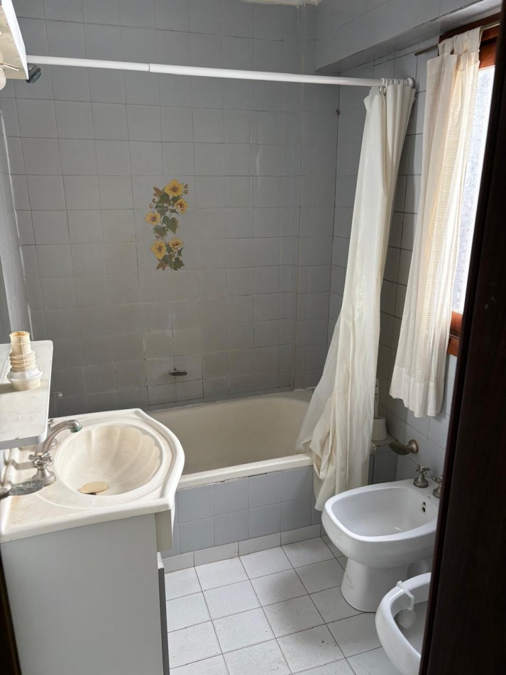 departamento en venta, zona punta mogotes !!! 3 amb. estado original muy bueno !!! con vista parcial al mar !!! 1° piso x escalera