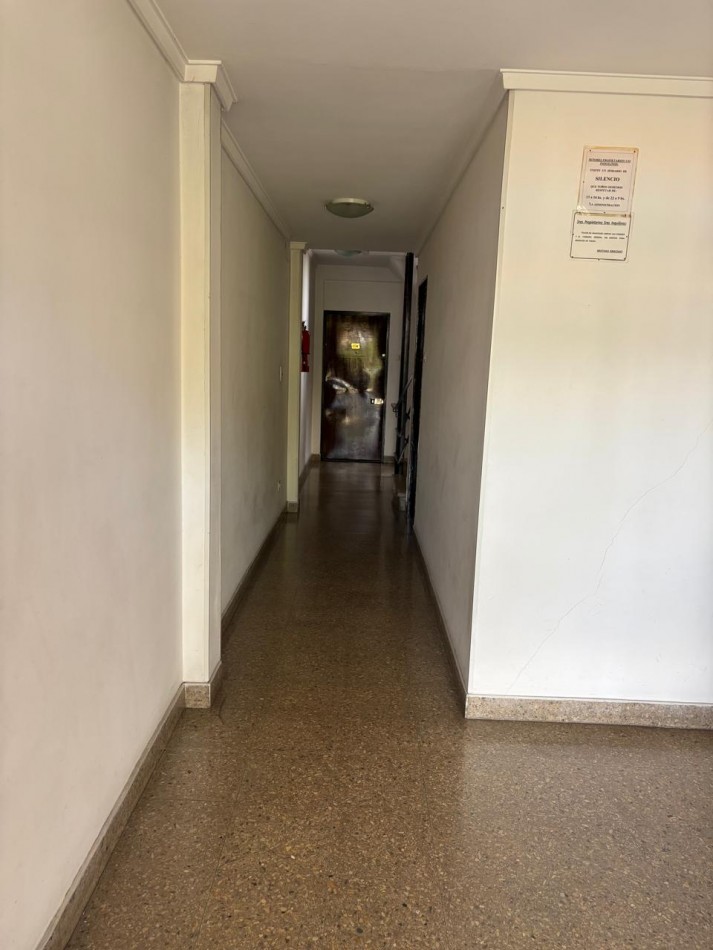 departamento en venta, zona punta mogotes !!! 3 amb. estado original muy bueno !!! con vista parcial al mar !!! 1° piso x escalera