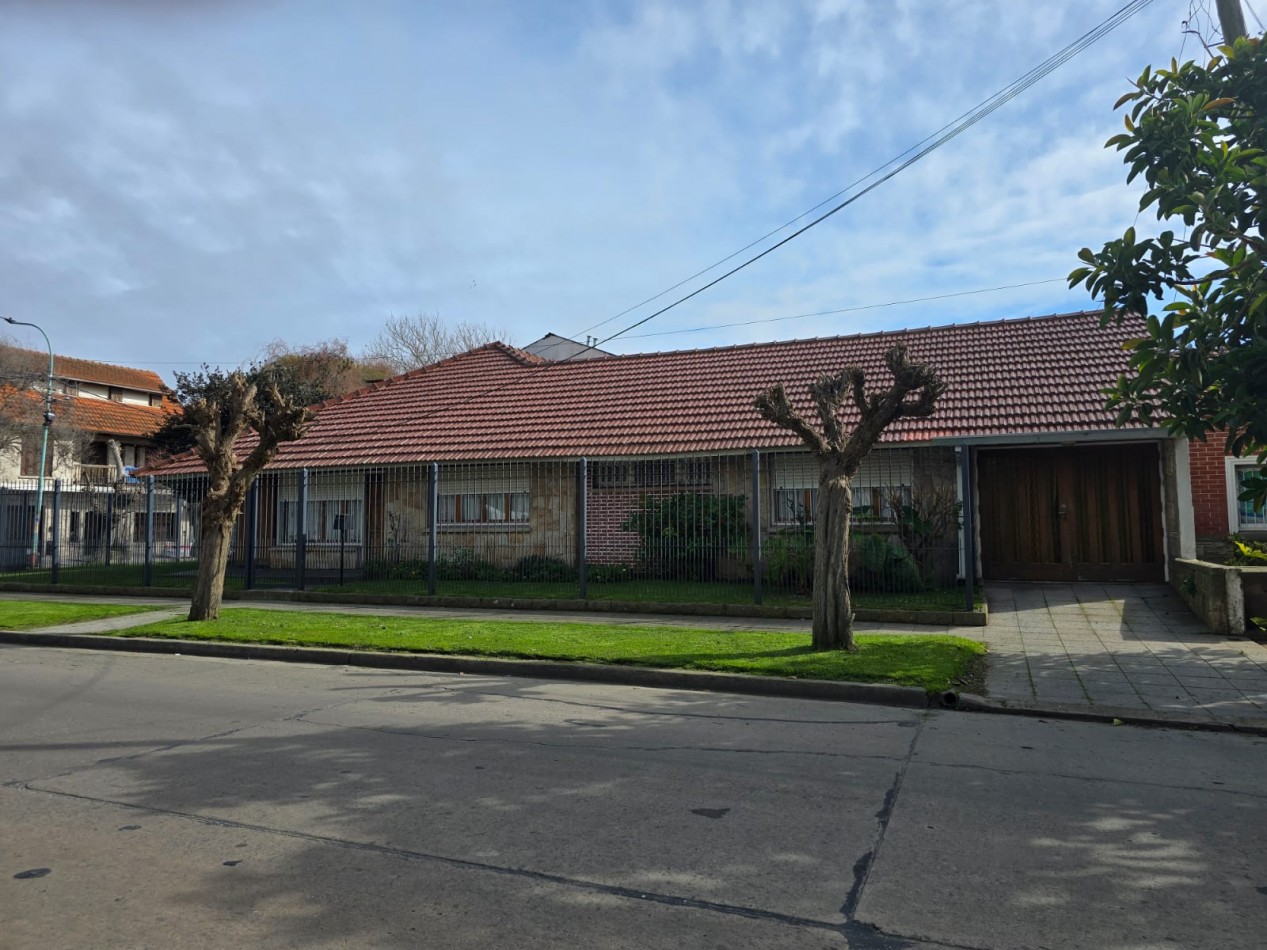 CHALET 4 AMB EN VENTA | PARQUE LURO | ESTADO ORIGINAL IMPECABLE