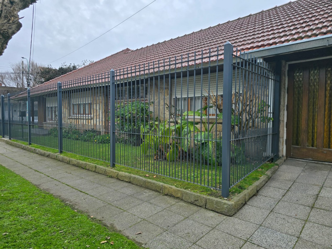 CHALET 4 AMB EN VENTA | PARQUE LURO | ESTADO ORIGINAL IMPECABLE