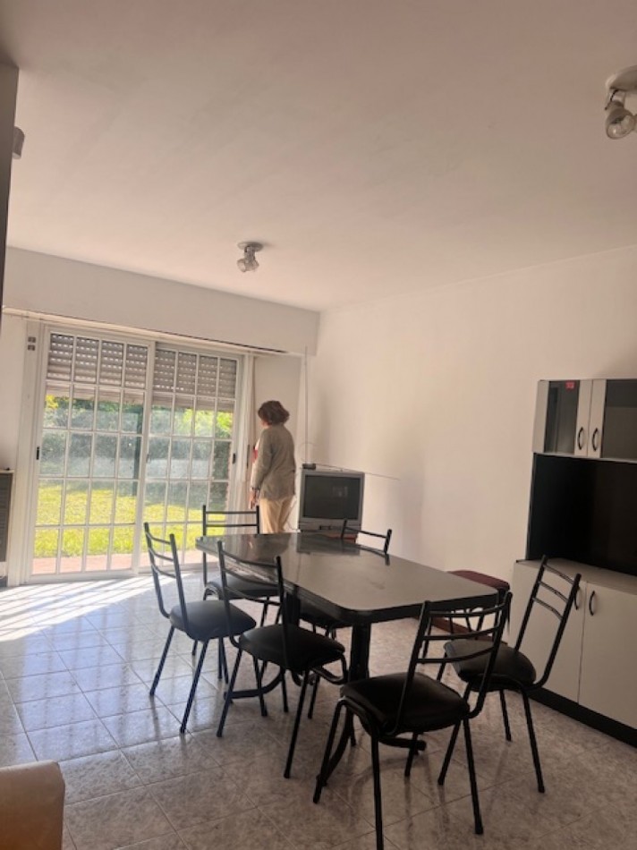 venta chalet tipico, de 3 ambientes con entrada de auto semi  cubierta y gran parque, barrio lomas del  golf !!!!