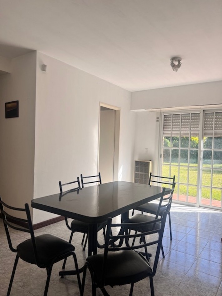 venta chalet tipico, de 3 ambientes con entrada de auto semi  cubierta y gran parque, barrio lomas del  golf !!!!