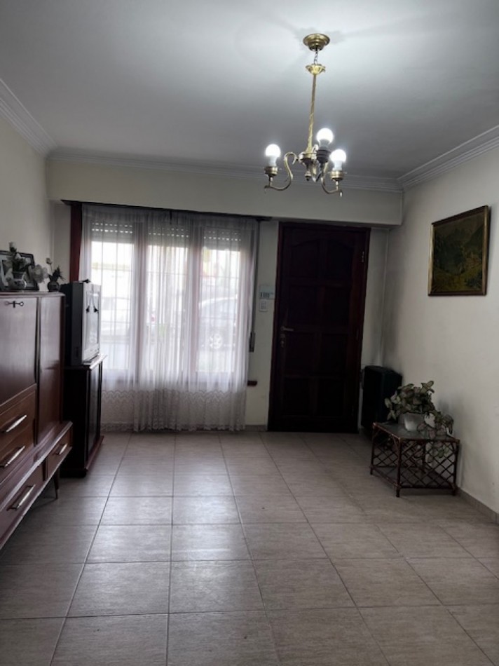 venta duplex de 4  amb. con entrada de auto, patio, y 1 dormitorios  en PB, ideal !!!