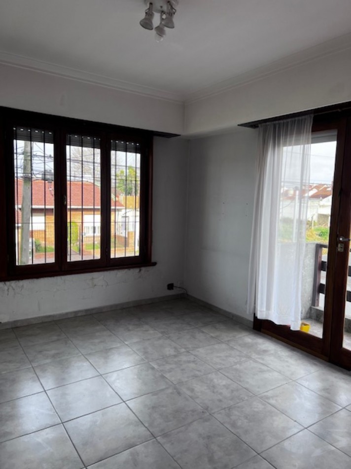 venta duplex de 4  amb. con entrada de auto, patio, y 1 dormitorios  en PB, ideal !!!