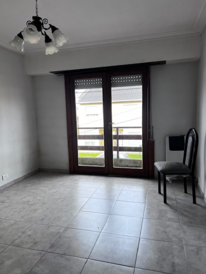 venta duplex de 4  amb. con entrada de auto, patio, y 1 dormitorios  en PB, ideal !!!