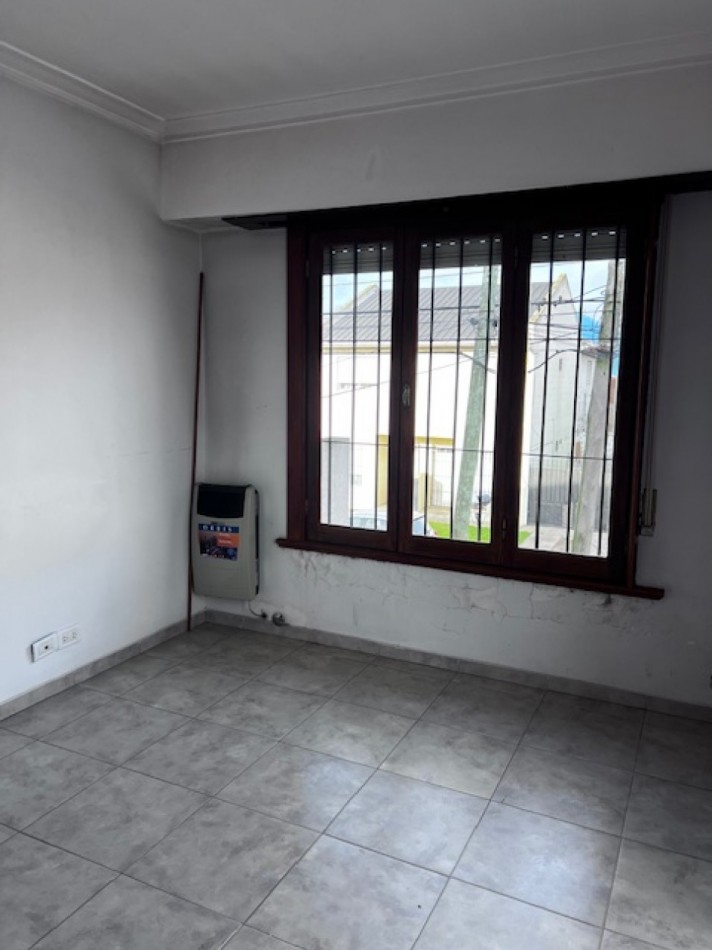 venta duplex de 4  amb. con entrada de auto, patio, y 1 dormitorios  en PB, ideal !!!