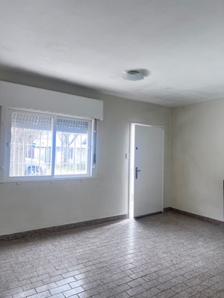 NUEVO VALOR!!! RETASADA !!!  VENTA CASA AMERICANA EN LOTE PROPIO !!! casa de 3 amb. o casa con dpto independiente, apta dos familias,  en caisamar con gran lote y posibilidades de ampliar