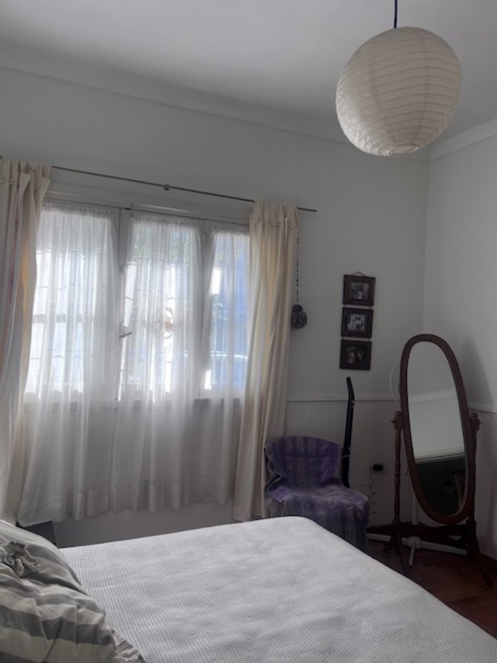 VENTA CHALET ZONA GUEMES, A METROS DEL SHOPPING, CHALET TIPICO MDP, 3 amb. mas dependencias dobles con baño, garaje y patio