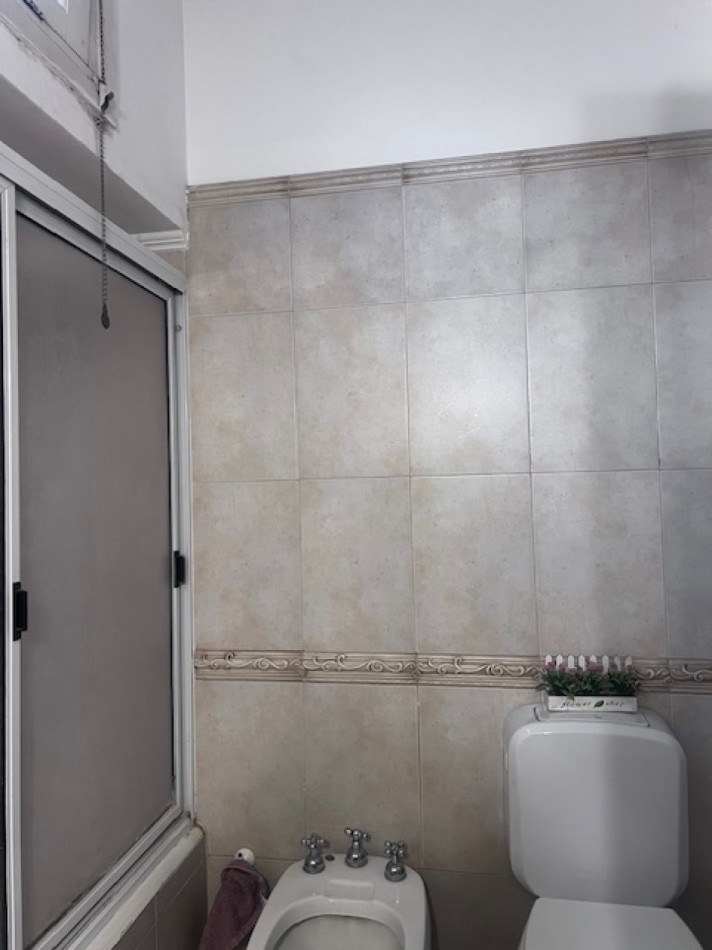 VENTA CHALET ZONA GUEMES, A METROS DEL SHOPPING, CHALET TIPICO MDP, 3 amb. mas dependencias dobles con baño, garaje y patio
