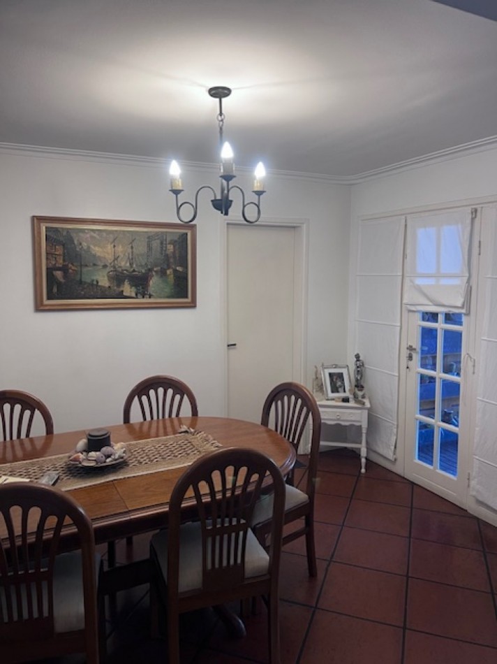 VENTA EN ZONA LOS PINARES, HERMOSO CHALET DE 4 DORMITORIOS, GARAGE, QUINCHO PARQUE Y PISCINA, IMPECABLE ESTADO Y CALIDAD