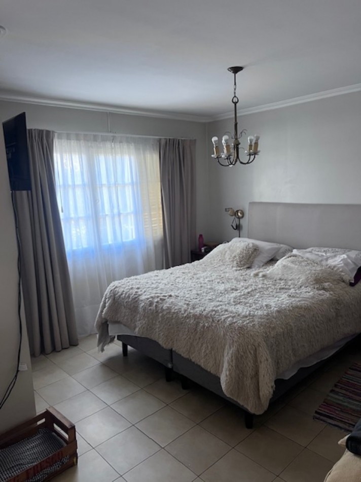 VENTA EN ZONA LOS PINARES, HERMOSO CHALET DE 4 DORMITORIOS, GARAGE, QUINCHO PARQUE Y PISCINA, IMPECABLE ESTADO Y CALIDAD