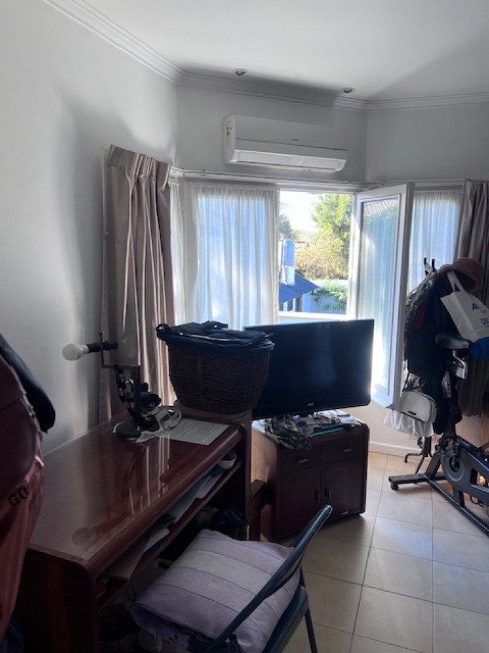 VENTA EN ZONA LOS PINARES, HERMOSO CHALET DE 4 DORMITORIOS, GARAGE, QUINCHO PARQUE Y PISCINA, IMPECABLE ESTADO Y CALIDAD