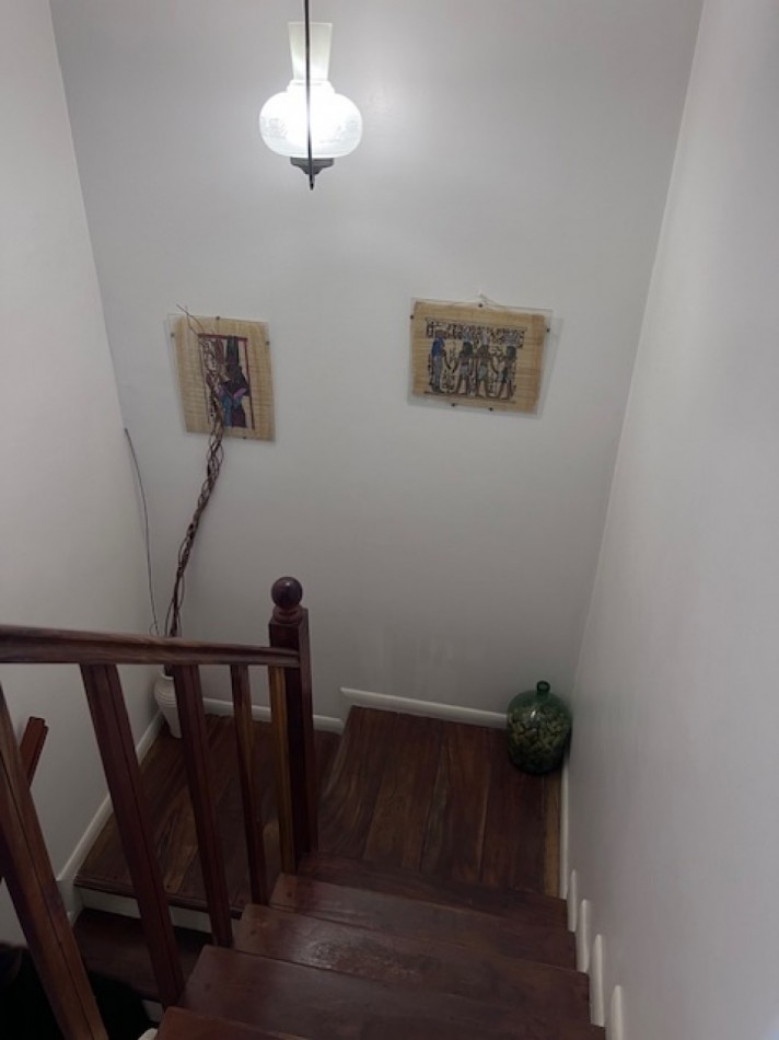 VENTA EN ZONA LOS PINARES, HERMOSO CHALET DE 4 DORMITORIOS, GARAGE, QUINCHO PARQUE Y PISCINA, IMPECABLE ESTADO Y CALIDAD