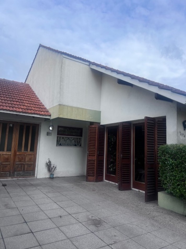 venta chalet en mar del plata, cercano a barrio santa Monica, 3 amb. con parque, garaje y trotadora varios autos.