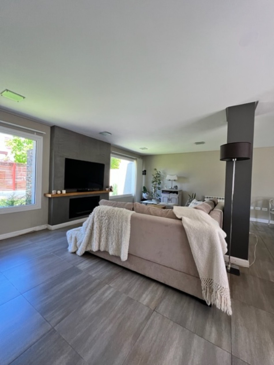 VENTA MAR DEL PLATA, PARQUE LURO !!!!! CASA CORTE MODERNO, MINIMALISTA, 4 AMB. GARAGE PARA 2 AUTOS , PARRILLA Y JARDIN