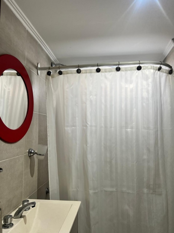 VENTA DPTO. 1 AMB., ZONA LA PERLA, CON BALCON Y ESPACIO DE COCHERA