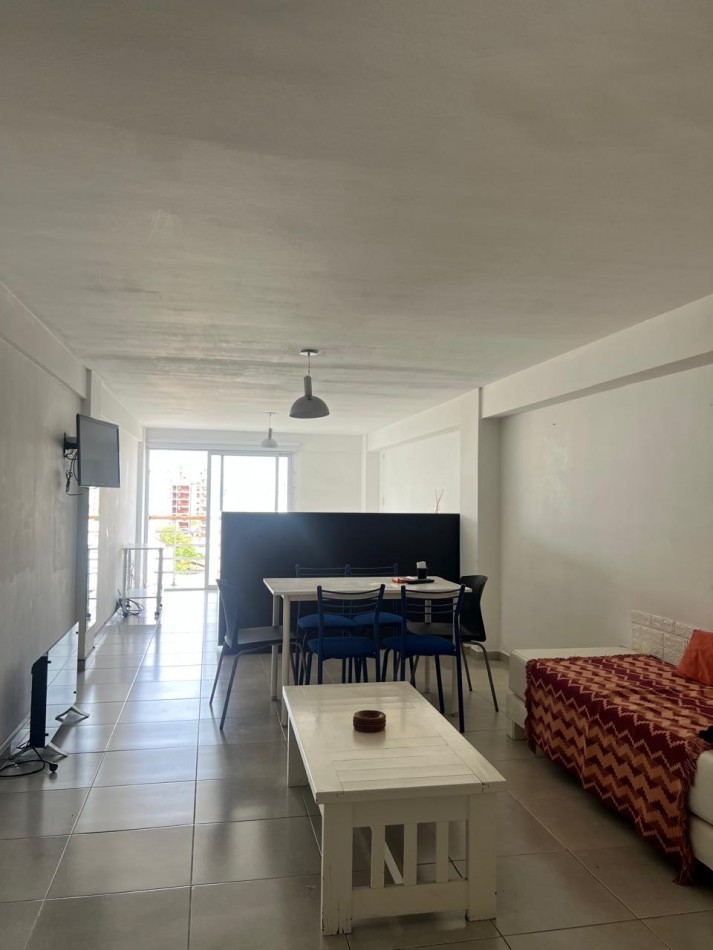 VENTA DPTO. 1 AMB., ZONA LA PERLA, CON BALCON Y ESPACIO DE COCHERA