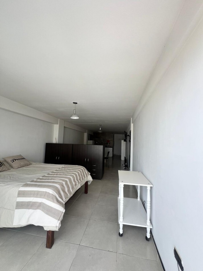 VENTA DPTO. 1 AMB., ZONA LA PERLA, CON BALCON Y ESPACIO DE COCHERA