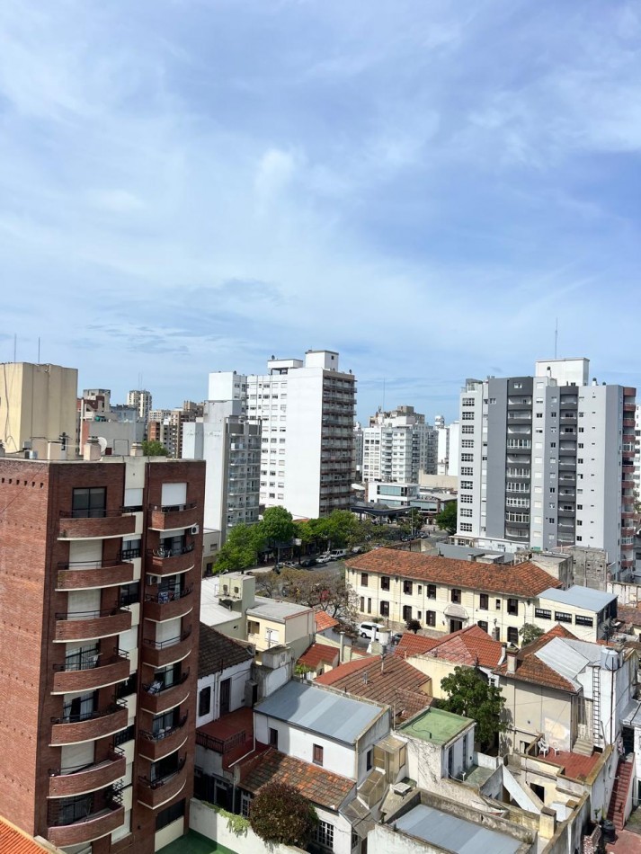VENTA DPTO. 1 AMB., ZONA LA PERLA, CON BALCON Y ESPACIO DE COCHERA