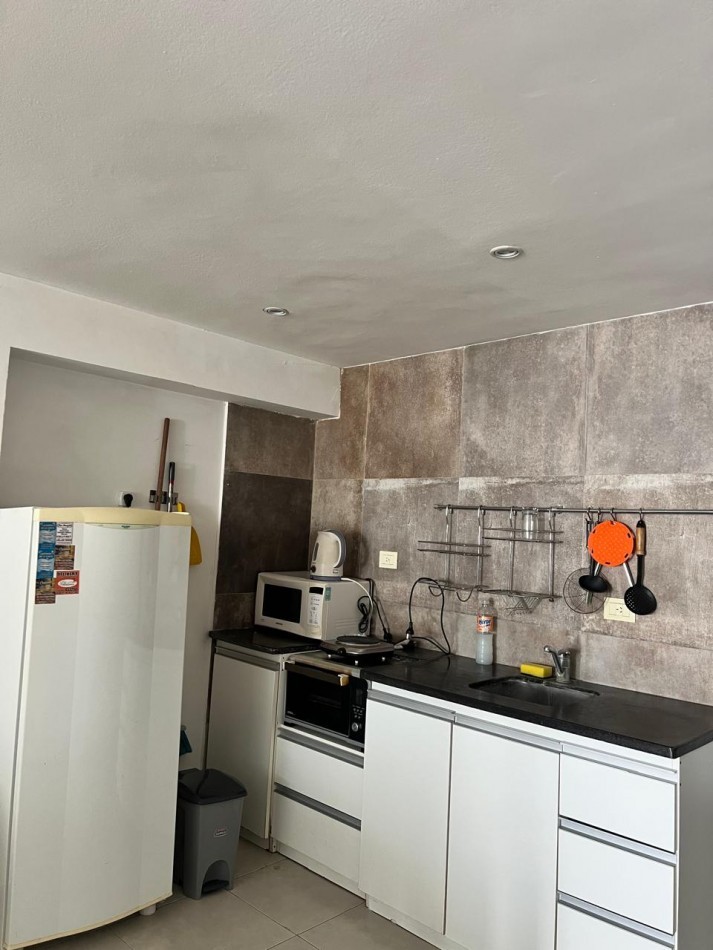 VENTA DPTO. 1 AMB., ZONA LA PERLA, CON BALCON Y ESPACIO DE COCHERA