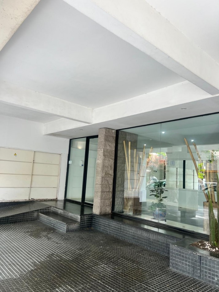 VENTA DPTO. 1 AMB., ZONA LA PERLA, CON BALCON Y ESPACIO DE COCHERA