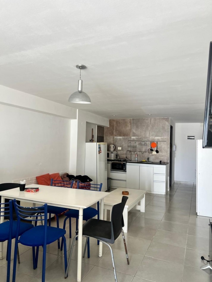 VENTA DPTO. 1 AMB., ZONA LA PERLA, CON BALCON Y ESPACIO DE COCHERA