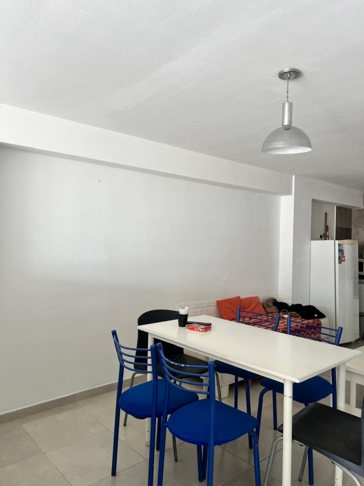 VENTA DPTO. 1 AMB., ZONA LA PERLA, CON BALCON Y ESPACIO DE COCHERA