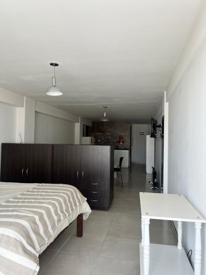VENTA DPTO. 1 AMB., ZONA LA PERLA, CON BALCON Y ESPACIO DE COCHERA
