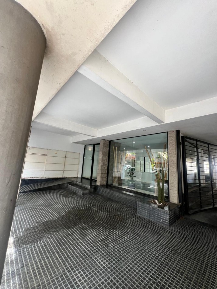 VENTA DPTO. 1 AMB., ZONA LA PERLA, CON BALCON Y ESPACIO DE COCHERA