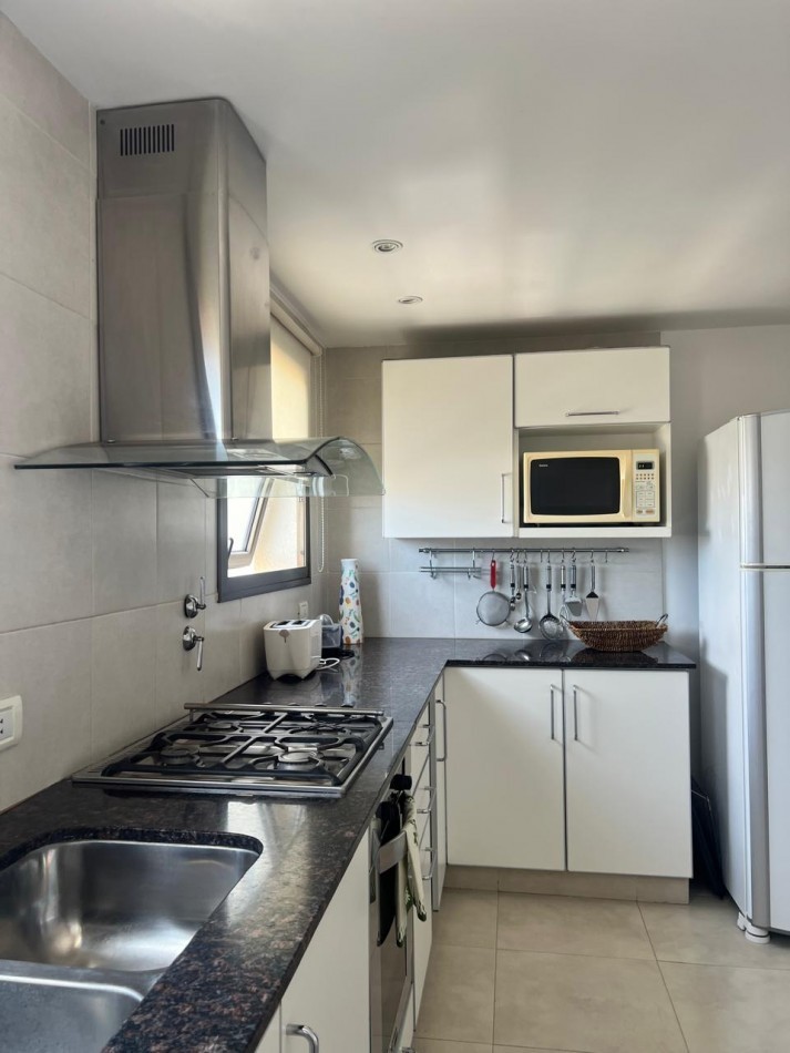 ALQUILER 24 MESES, MDP, IMPACTANTE PISO DE 3 AMB. LIVING COMEDOR, COCINA COMEDOR, LAVADERO , BALCONES, DOS COCHERAS, VISTA PLENA AL MAR  DESDE TODOS LOS AMBIENTES, UNICO !!!! CON MUEBLES !!!!