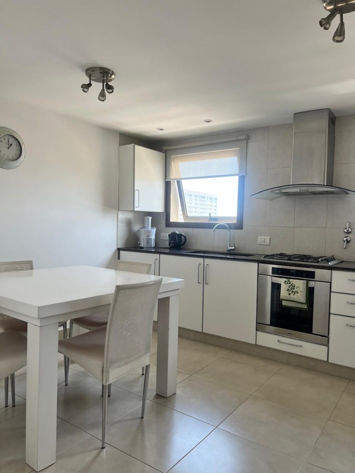 ALQUILER 24 MESES, MDP, IMPACTANTE PISO DE 3 AMB. LIVING COMEDOR, COCINA COMEDOR, LAVADERO , BALCONES, DOS COCHERAS, VISTA PLENA AL MAR  DESDE TODOS LOS AMBIENTES, UNICO !!!! CON MUEBLES !!!!