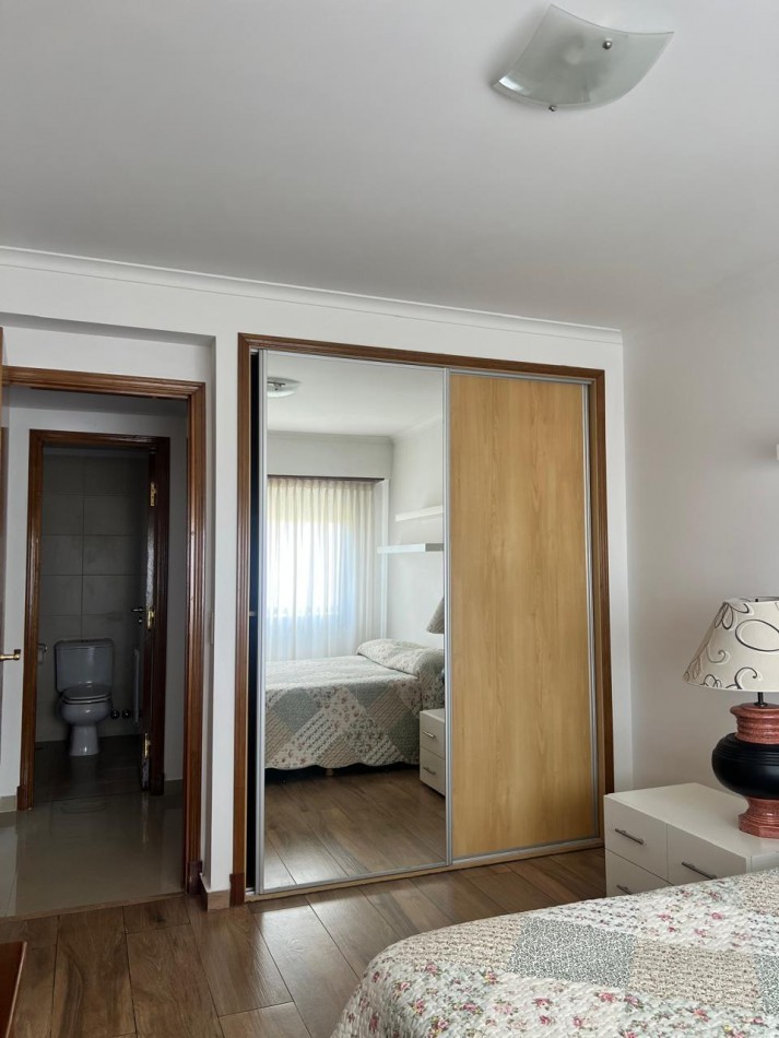 ALQUILER 24 MESES, MDP, IMPACTANTE PISO DE 3 AMB. LIVING COMEDOR, COCINA COMEDOR, LAVADERO , BALCONES, DOS COCHERAS, VISTA PLENA AL MAR  DESDE TODOS LOS AMBIENTES, UNICO !!!! CON MUEBLES !!!!