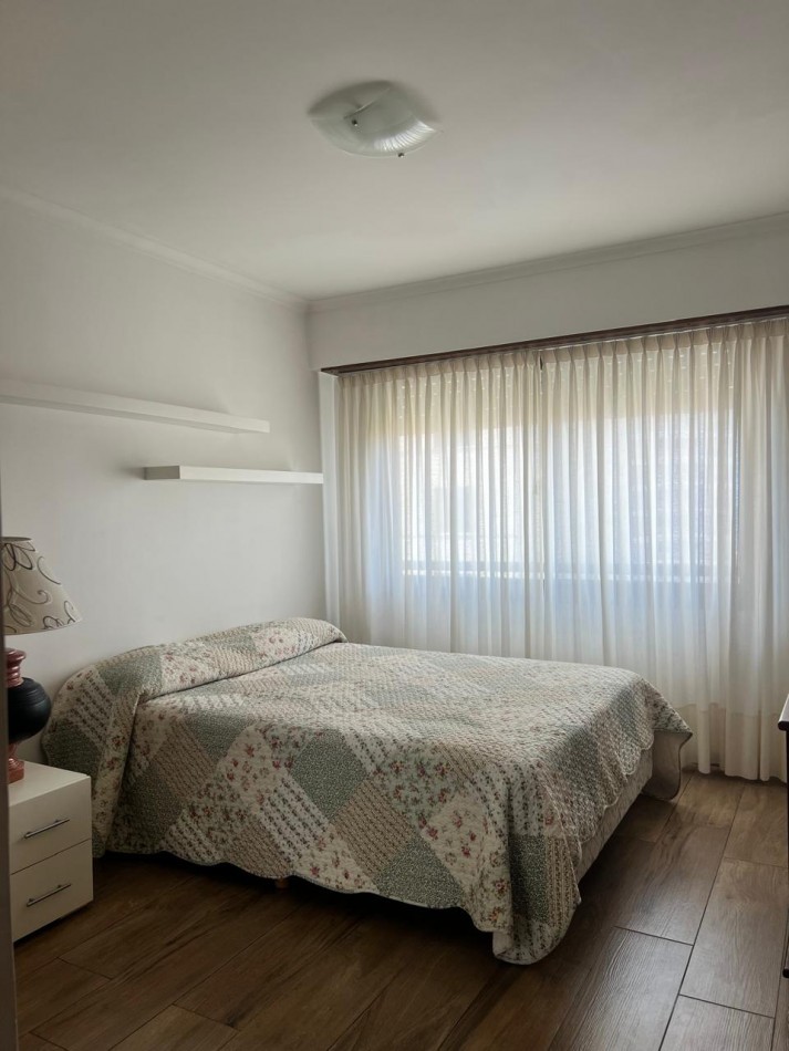 ALQUILER 24 MESES, MDP, IMPACTANTE PISO DE 3 AMB. LIVING COMEDOR, COCINA COMEDOR, LAVADERO , BALCONES, DOS COCHERAS, VISTA PLENA AL MAR  DESDE TODOS LOS AMBIENTES, UNICO !!!! CON MUEBLES !!!!
