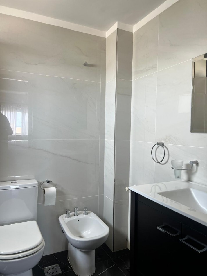 ALQUILER 24 MESES, MDP, IMPACTANTE PISO DE 3 AMB. LIVING COMEDOR, COCINA COMEDOR, LAVADERO , BALCONES, DOS COCHERAS, VISTA PLENA AL MAR  DESDE TODOS LOS AMBIENTES, UNICO !!!! CON MUEBLES !!!!