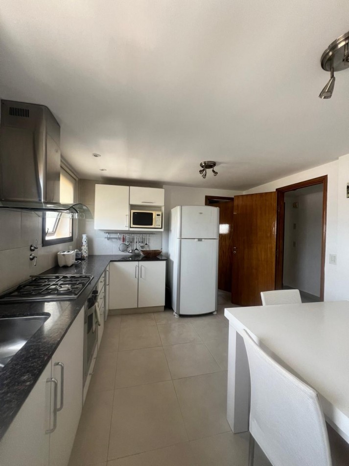 ALQUILER 24 MESES, MDP, IMPACTANTE PISO DE 3 AMB. LIVING COMEDOR, COCINA COMEDOR, LAVADERO , BALCONES, DOS COCHERAS, VISTA PLENA AL MAR  DESDE TODOS LOS AMBIENTES, UNICO !!!! CON MUEBLES !!!!