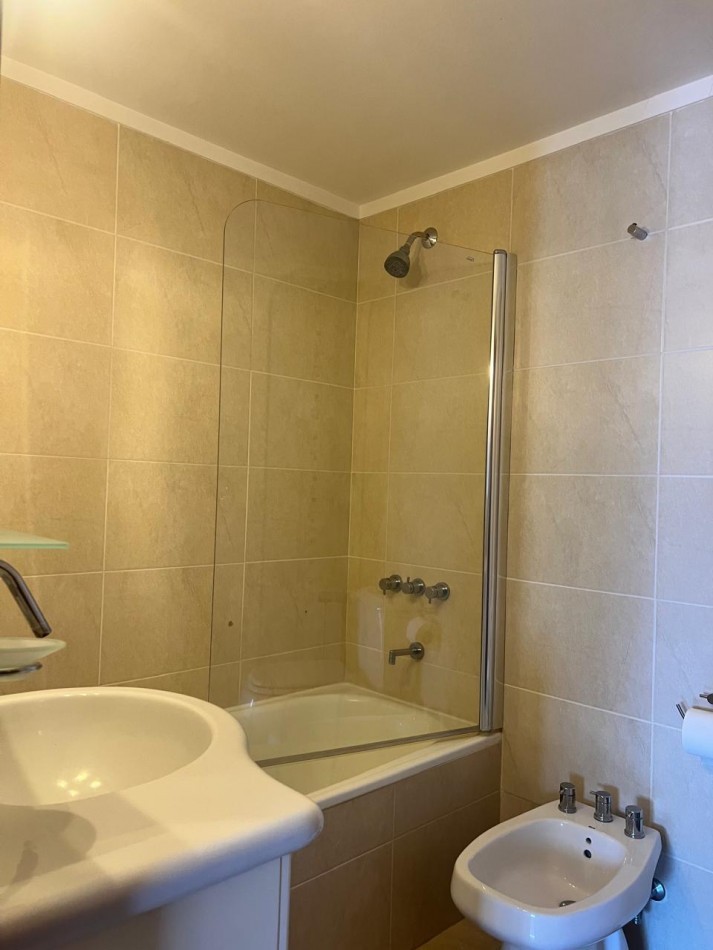 ALQUILER 24 MESES, MDP, IMPACTANTE PISO DE 3 AMB. LIVING COMEDOR, COCINA COMEDOR, LAVADERO , BALCONES, DOS COCHERAS, VISTA PLENA AL MAR  DESDE TODOS LOS AMBIENTES, UNICO !!!! CON MUEBLES !!!!