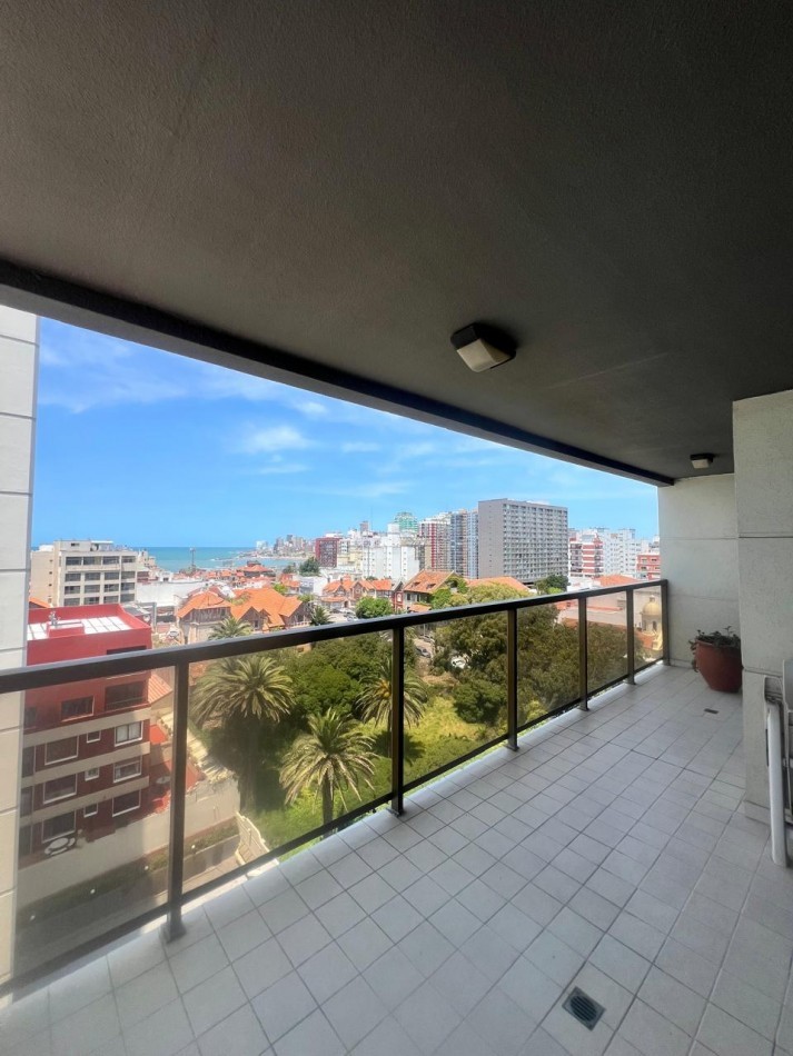 ALQUILER 24 MESES, MDP, IMPACTANTE PISO DE 3 AMB. LIVING COMEDOR, COCINA COMEDOR, LAVADERO , BALCONES, DOS COCHERAS, VISTA PLENA AL MAR  DESDE TODOS LOS AMBIENTES, UNICO !!!! CON MUEBLES !!!!