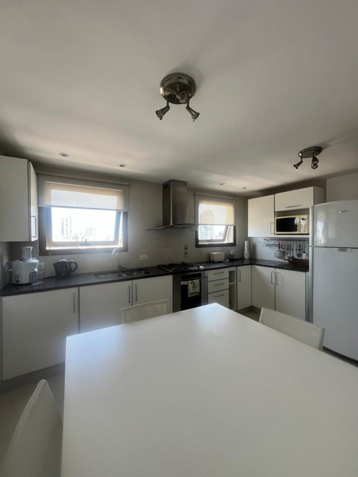 ALQUILER 24 MESES, MDP, IMPACTANTE PISO DE 3 AMB. LIVING COMEDOR, COCINA COMEDOR, LAVADERO , BALCONES, DOS COCHERAS, VISTA PLENA AL MAR  DESDE TODOS LOS AMBIENTES, UNICO !!!! CON MUEBLES !!!!