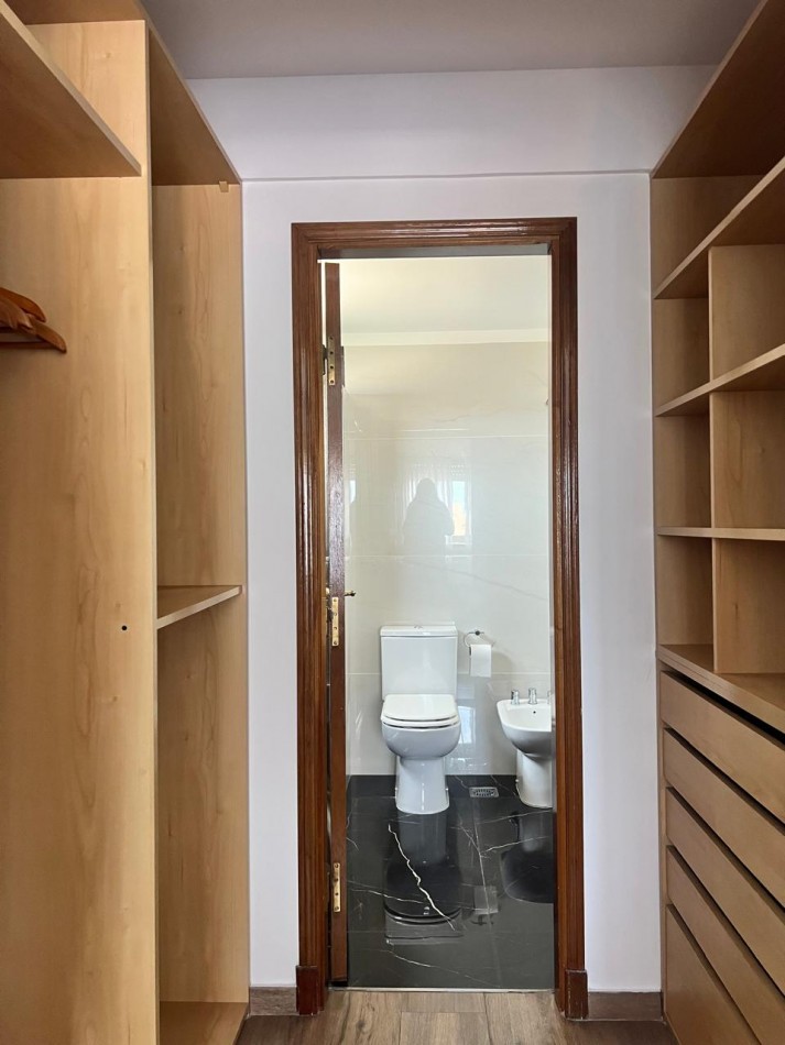 ALQUILER 24 MESES, MDP, IMPACTANTE PISO DE 3 AMB. LIVING COMEDOR, COCINA COMEDOR, LAVADERO , BALCONES, DOS COCHERAS, VISTA PLENA AL MAR  DESDE TODOS LOS AMBIENTES, UNICO !!!! CON MUEBLES !!!!