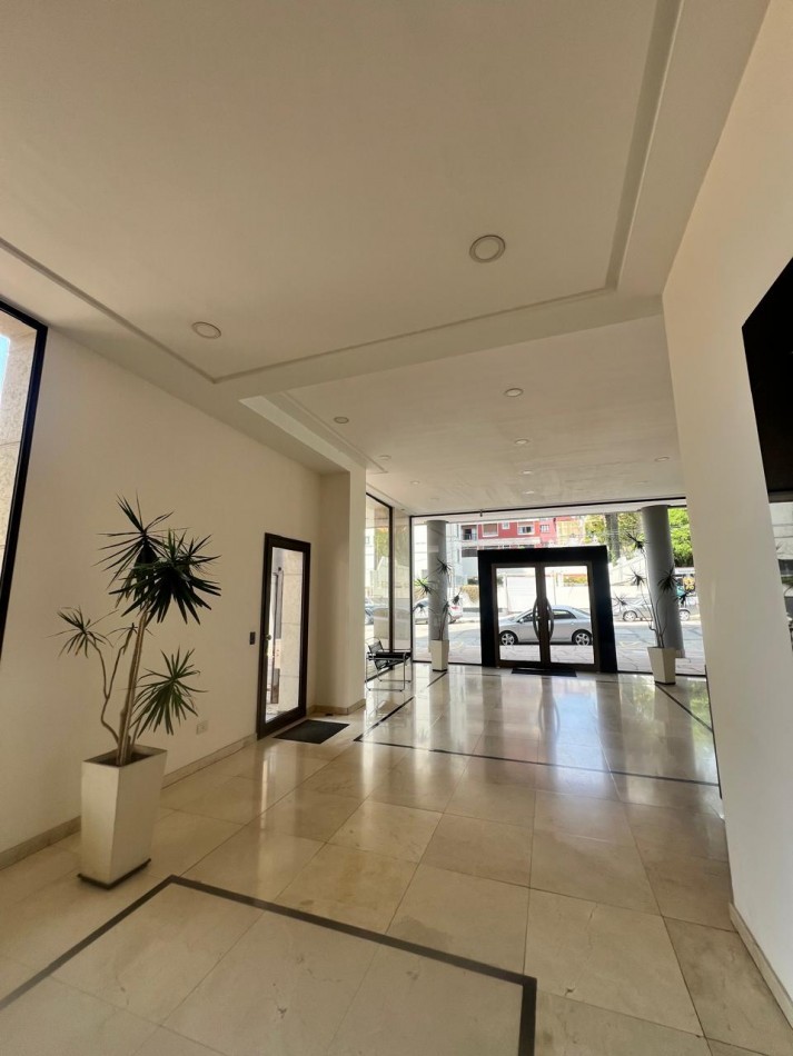 ALQUILER 24 MESES, MDP, IMPACTANTE PISO DE 3 AMB. LIVING COMEDOR, COCINA COMEDOR, LAVADERO , BALCONES, DOS COCHERAS, VISTA PLENA AL MAR  DESDE TODOS LOS AMBIENTES, UNICO !!!! CON MUEBLES !!!!