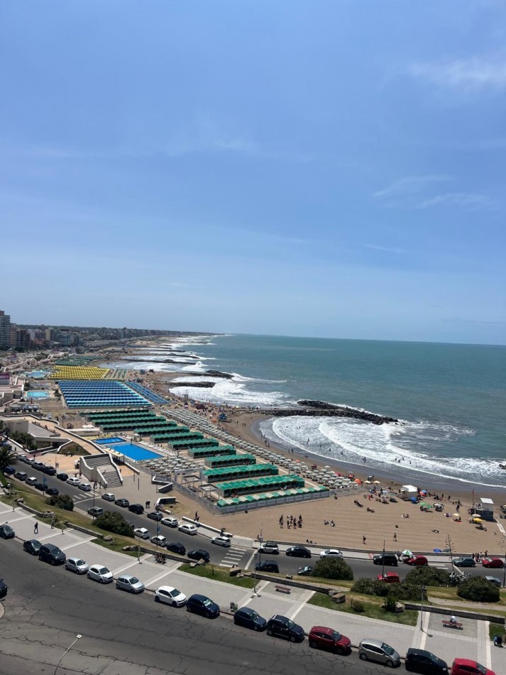 ALQUILER 24 MESES, MDP, IMPACTANTE PISO DE 3 AMB. LIVING COMEDOR, COCINA COMEDOR, LAVADERO , BALCONES, DOS COCHERAS, VISTA PLENA AL MAR  DESDE TODOS LOS AMBIENTES, UNICO !!!! CON MUEBLES !!!!