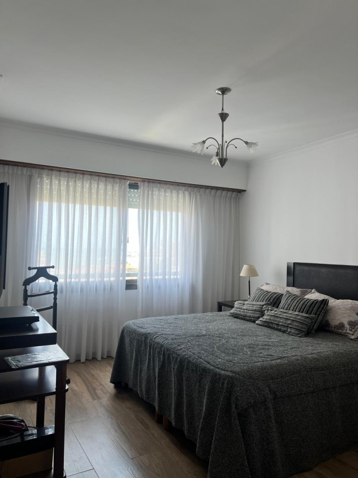 ALQUILER 24 MESES, MDP, IMPACTANTE PISO DE 3 AMB. LIVING COMEDOR, COCINA COMEDOR, LAVADERO , BALCONES, DOS COCHERAS, VISTA PLENA AL MAR  DESDE TODOS LOS AMBIENTES, UNICO !!!! CON MUEBLES !!!!