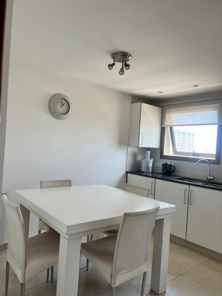 ALQUILER 24 MESES, MDP, IMPACTANTE PISO DE 3 AMB. LIVING COMEDOR, COCINA COMEDOR, LAVADERO , BALCONES, DOS COCHERAS, VISTA PLENA AL MAR  DESDE TODOS LOS AMBIENTES, UNICO !!!! CON MUEBLES !!!!