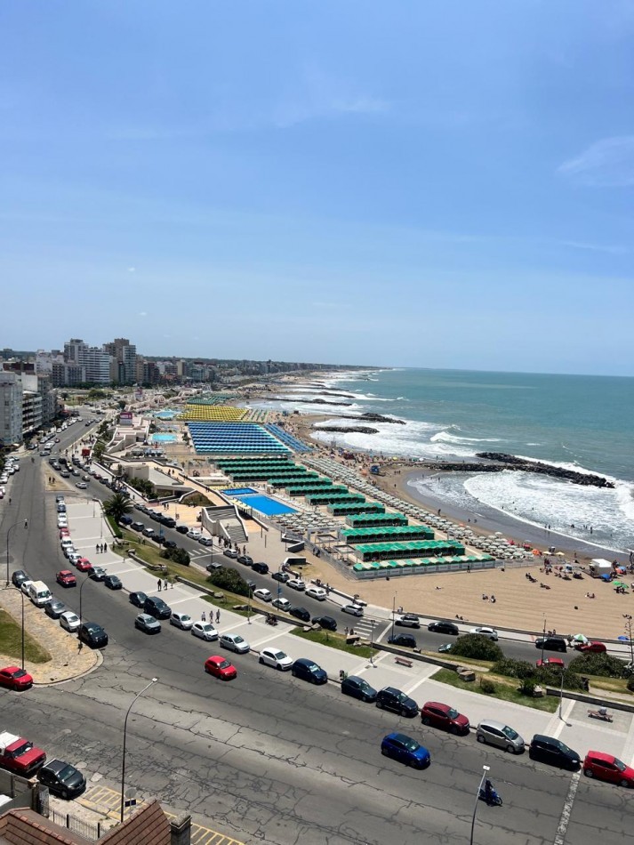 ALQUILER 24 MESES, MDP, IMPACTANTE PISO DE 3 AMB. LIVING COMEDOR, COCINA COMEDOR, LAVADERO , BALCONES, DOS COCHERAS, VISTA PLENA AL MAR  DESDE TODOS LOS AMBIENTES, UNICO !!!! CON MUEBLES !!!!