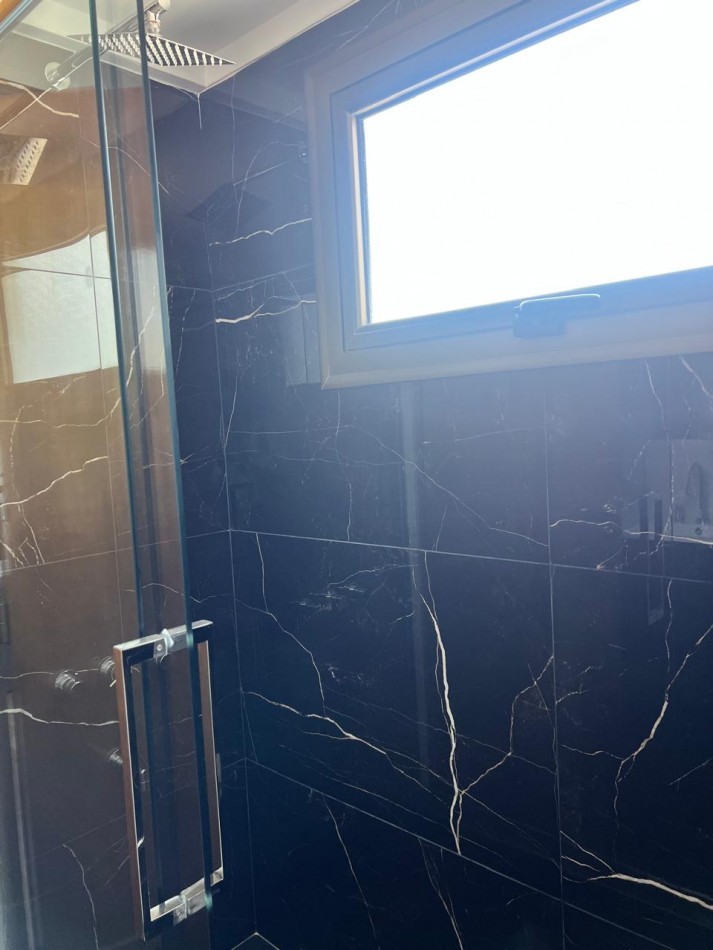 ALQUILER 24 MESES, MDP, IMPACTANTE PISO DE 3 AMB. LIVING COMEDOR, COCINA COMEDOR, LAVADERO , BALCONES, DOS COCHERAS, VISTA PLENA AL MAR  DESDE TODOS LOS AMBIENTES, UNICO !!!! CON MUEBLES !!!!