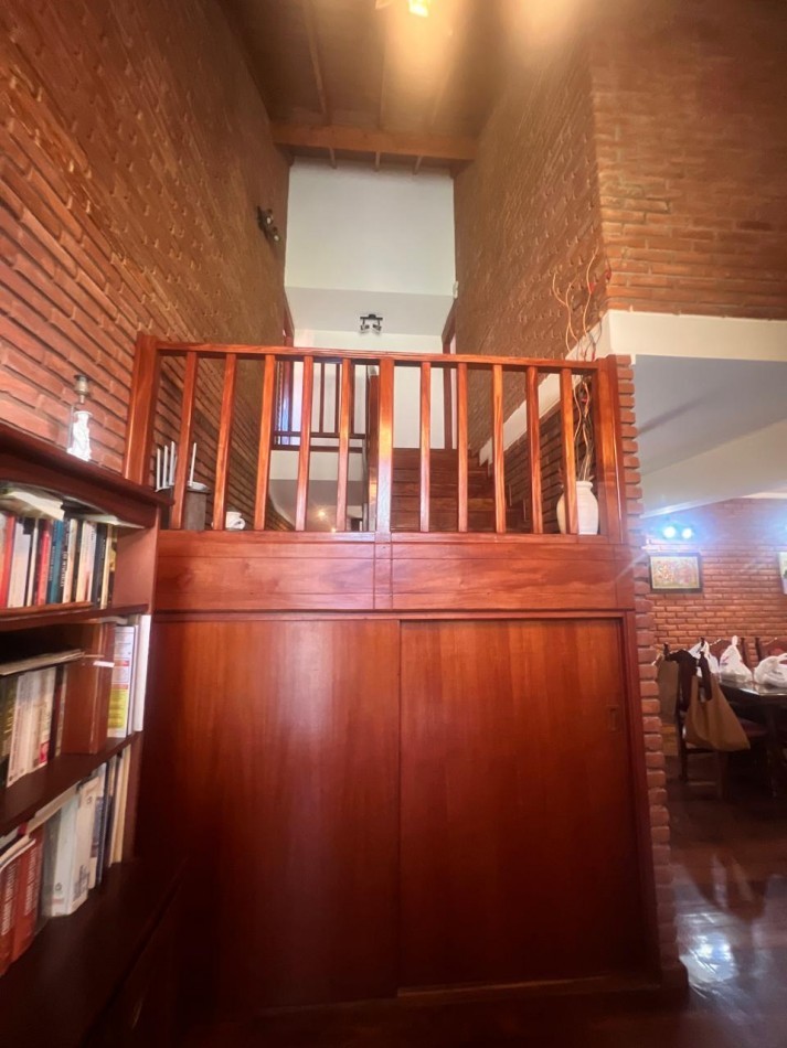 CHALET 4 AMB. CON PARQUE Y JARDIN AL FRENTE, EXCELENTE ESTADO, ZONA D E PRIVILEGIO....PYA. GRANDE, DIVINO ROSTRO