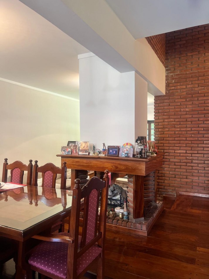 CHALET 4 AMB. CON PARQUE Y JARDIN AL FRENTE, EXCELENTE ESTADO, ZONA D E PRIVILEGIO....PYA. GRANDE, DIVINO ROSTRO