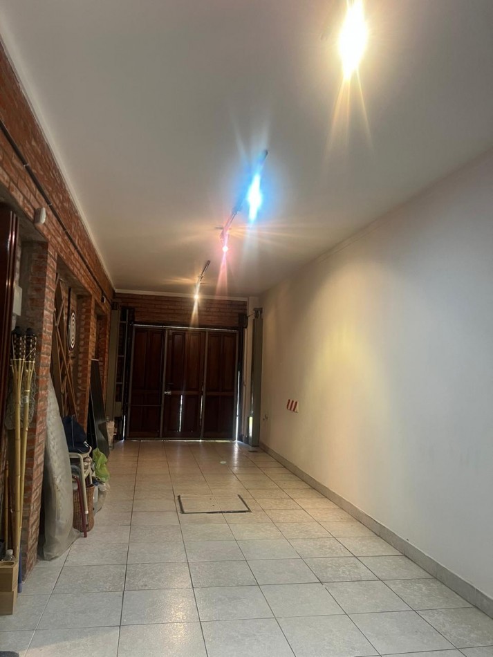 CHALET 4 AMB. CON PARQUE Y JARDIN AL FRENTE, EXCELENTE ESTADO, ZONA D E PRIVILEGIO....PYA. GRANDE, DIVINO ROSTRO