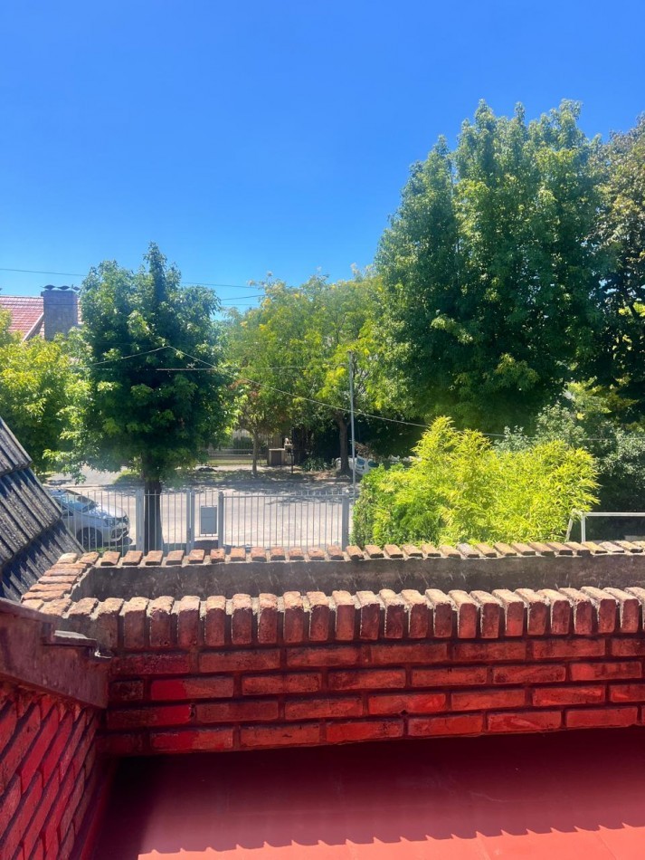 CHALET 4 AMB. CON PARQUE Y JARDIN AL FRENTE, EXCELENTE ESTADO, ZONA D E PRIVILEGIO....PYA. GRANDE, DIVINO ROSTRO